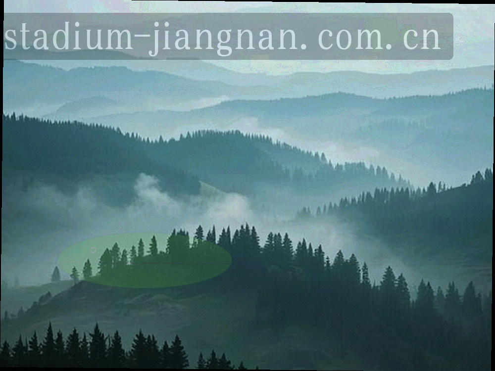 暗光工作台剪影与屏幕微光，仅见轮廓与显示器反光